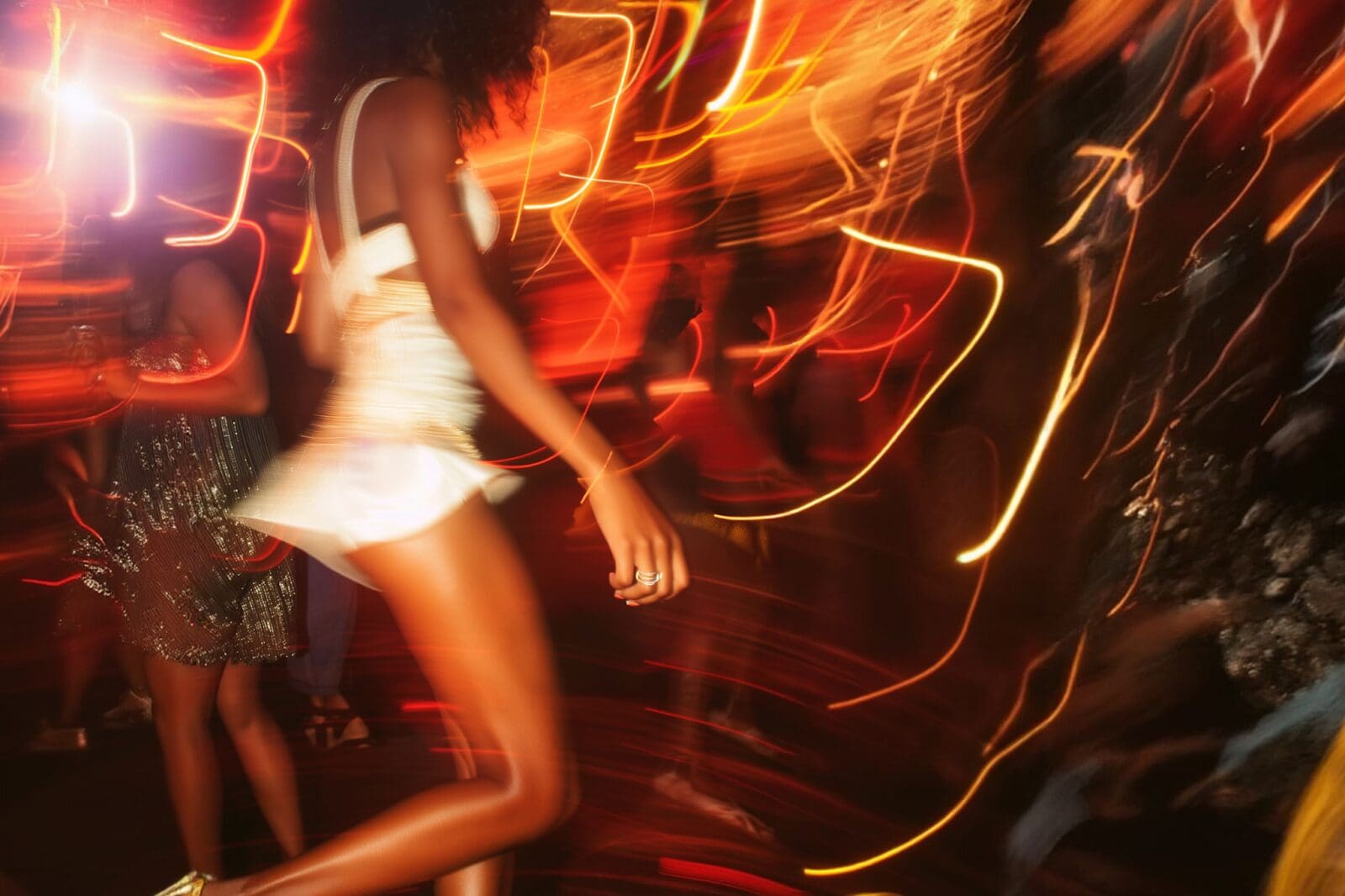 TikTok’s explosive growth has made it a go-to platform for content creators, micro influencers, and even e-commerce entrepreneurs (including Amazon sellers) looking to reach vast audiences. But success on TikTok isn’t just about catchy content – it also comes down to technical details like video dimensions, resolution, and file size. If your TikTok videos aren’t the right size, they might appear blurry, get awkwardly cropped, or display with black bars – causing viewers to scroll past. In the world of influencer marketing, where every second of viewer attention counts, understanding TikTok video sizes is crucial. This comprehensive guide will walk you through everything you need to know about TikTok video sizes and specifications, so you can create high-quality content that looks professional and maximizes engagement on the For You Page.